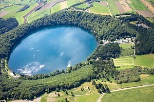 Pulvermaar Camping Gillenfeld Campingplatz am Kraterrand des Naturfreibads Pulvermaar Vulkaneifel