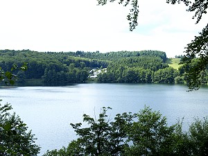 Pulvermaar Camping Blick auf Pulvermaar Gillenfeld Vulkaneifel